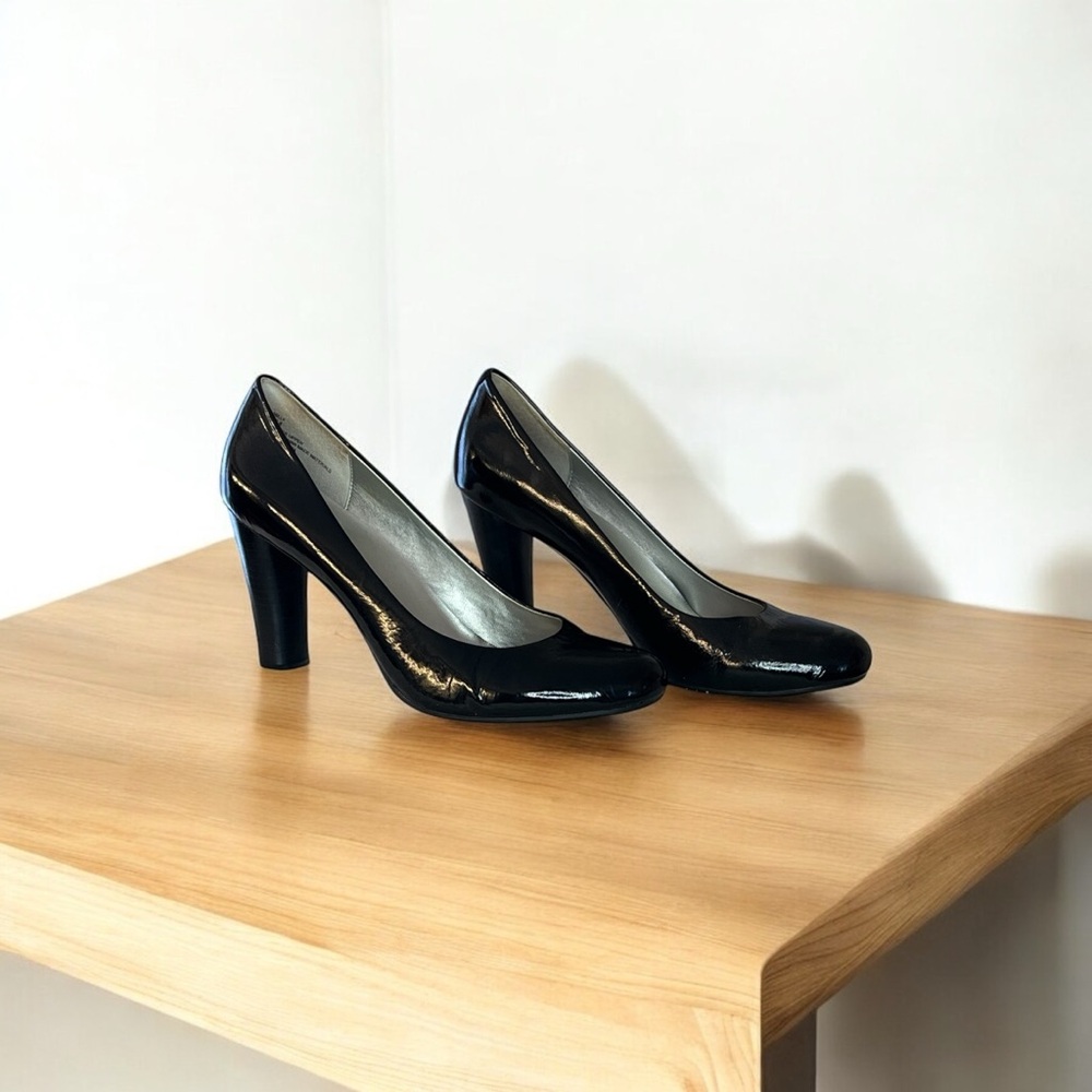 Me Too "Milly" Black Patent Leather Heels Women's Size 8.